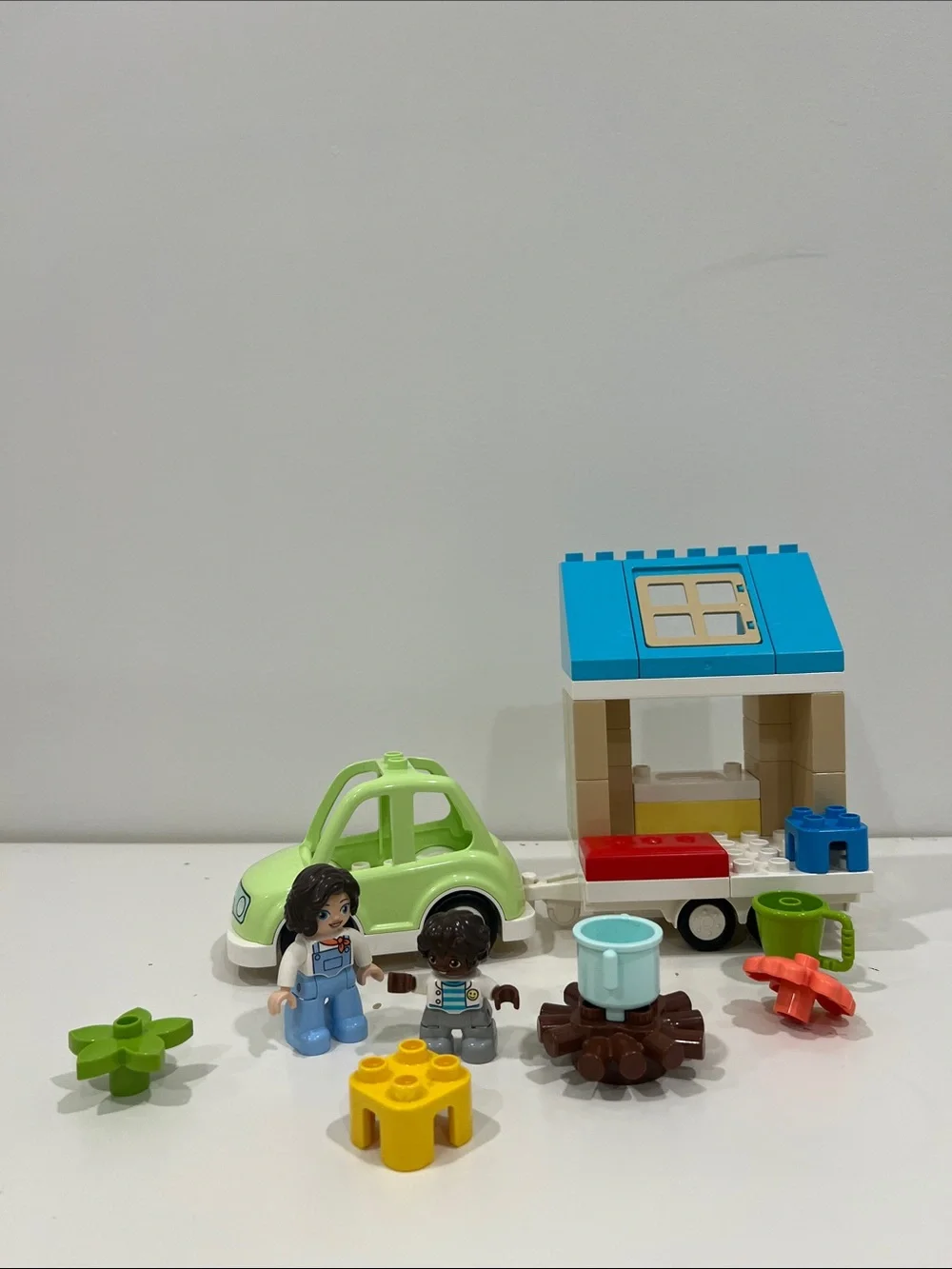 LEGO DUPLO Family House on wheels with 2 figures car - toddler toy - Picture 2 of 4